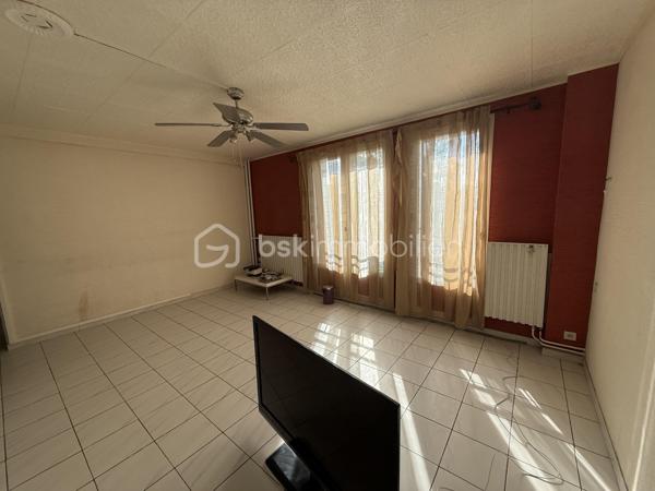 Point info : Une vidéo du logement, un dossier complet avec photos supplémentaires, diagnostics et documents relatifs au bien sont disponibles sur simple demande avant la visite.

Appartement de 97 m² – Avenue de la Libération

Situé Avenue de la Libération, cet appartement de 97 m² offre de beaux volumes et un agencement fonctionnel, idéal aussi bien pour une résidence principale que pour un investissement locatif.

Il se compose d’une entrée avec un vaste couloir, d’un séjour lumineux, d’une cuisine indépendante, de trois chambres confortables ainsi que d’un WC indépendant.

L’isolation thermique par l’extérieur a été récemment réalisée, vous permettant de bénéficier d’un meilleur confort et de performances énergétiques améliorées. Un rafraîchissement intérieur est à prévoir, offrant l’opportunité de personnaliser le logement selon vos envies.

Son emplacement, à proximité immédiate des commerces, des écoles et des transports, constitue un véritable atout au quotidien.

Un appartement aux beaux volumes, offrant un fort potentiel, à découvrir sans tarder.

Avec une cave.

Pour plus d’informations ou organiser une visite, contactez-moi

Pour plus d’informations ou pour organiser une visite, contactez-moi.
J’accompagne mes clients, dont plusieurs disposent déjà d’un financement fiable et assuré, dans leur recherche de biens au Mans et ses alentours. Je suis également à la recherche de nouveaux biens à vendre. Je rémunère mes apporteurs d’affaires et je travaille avec un réseau d’artisans ainsi qu’un courtier en financement afin de vous accompagner dans toutes les étapes de votre projet immobilier.