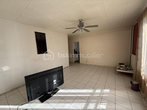 Point info : Une vidéo du logement, un dossier complet avec photos supplémentaires, diagnostics et documents relatifs au bien sont disponibles sur simple demande avant la visite.

Appartement de 97 m² – Avenue de la Libération

Situé Avenue de la Libération, cet appartement de 97 m² offre de beaux volumes et un agencement fonctionnel, idéal aussi bien pour une résidence principale que pour un investissement locatif.

Il se compose d’une entrée avec un vaste couloir, d’un séjour lumineux, d’une cuisine indépendante, de trois chambres confortables ainsi que d’un WC indépendant.

L’isolation thermique par l’extérieur a été récemment réalisée, vous permettant de bénéficier d’un meilleur confort et de performances énergétiques améliorées. Un rafraîchissement intérieur est à prévoir, offrant l’opportunité de personnaliser le logement selon vos envies.

Son emplacement, à proximité immédiate des commerces, des écoles et des transports, constitue un véritable atout au quotidien.

Un appartement aux beaux volumes, offrant un fort potentiel, à découvrir sans tarder.

Avec une cave.

Pour plus d’informations ou organiser une visite, contactez-moi

Pour plus d’informations ou pour organiser une visite, contactez-moi.
J’accompagne mes clients, dont plusieurs disposent déjà d’un financement fiable et assuré, dans leur recherche de biens au Mans et ses alentours. Je suis également à la recherche de nouveaux biens à vendre. Je rémunère mes apporteurs d’affaires et je travaille avec un réseau d’artisans ainsi qu’un courtier en financement afin de vous accompagner dans toutes les étapes de votre projet immobilier.