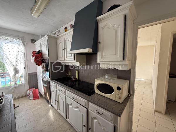 Point info : Une vidéo du logement, un dossier complet avec photos supplémentaires, diagnostics et documents relatifs au bien sont disponibles sur simple demande avant la visite.

Appartement de 97 m² – Avenue de la Libération

Situé Avenue de la Libération, cet appartement de 97 m² offre de beaux volumes et un agencement fonctionnel, idéal aussi bien pour une résidence principale que pour un investissement locatif.

Il se compose d’une entrée avec un vaste couloir, d’un séjour lumineux, d’une cuisine indépendante, de trois chambres confortables ainsi que d’un WC indépendant.

L’isolation thermique par l’extérieur a été récemment réalisée, vous permettant de bénéficier d’un meilleur confort et de performances énergétiques améliorées. Un rafraîchissement intérieur est à prévoir, offrant l’opportunité de personnaliser le logement selon vos envies.

Son emplacement, à proximité immédiate des commerces, des écoles et des transports, constitue un véritable atout au quotidien.

Un appartement aux beaux volumes, offrant un fort potentiel, à découvrir sans tarder.

Avec une cave.

Pour plus d’informations ou organiser une visite, contactez-moi

Pour plus d’informations ou pour organiser une visite, contactez-moi.
J’accompagne mes clients, dont plusieurs disposent déjà d’un financement fiable et assuré, dans leur recherche de biens au Mans et ses alentours. Je suis également à la recherche de nouveaux biens à vendre. Je rémunère mes apporteurs d’affaires et je travaille avec un réseau d’artisans ainsi qu’un courtier en financement afin de vous accompagner dans toutes les étapes de votre projet immobilier.