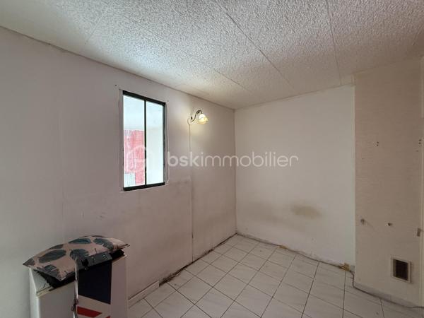 Point info : Une vidéo du logement, un dossier complet avec photos supplémentaires, diagnostics et documents relatifs au bien sont disponibles sur simple demande avant la visite.

Appartement de 97 m² – Avenue de la Libération

Situé Avenue de la Libération, cet appartement de 97 m² offre de beaux volumes et un agencement fonctionnel, idéal aussi bien pour une résidence principale que pour un investissement locatif.

Il se compose d’une entrée avec un vaste couloir, d’un séjour lumineux, d’une cuisine indépendante, de trois chambres confortables ainsi que d’un WC indépendant.

L’isolation thermique par l’extérieur a été récemment réalisée, vous permettant de bénéficier d’un meilleur confort et de performances énergétiques améliorées. Un rafraîchissement intérieur est à prévoir, offrant l’opportunité de personnaliser le logement selon vos envies.

Son emplacement, à proximité immédiate des commerces, des écoles et des transports, constitue un véritable atout au quotidien.

Un appartement aux beaux volumes, offrant un fort potentiel, à découvrir sans tarder.

Avec une cave.

Pour plus d’informations ou organiser une visite, contactez-moi

Pour plus d’informations ou pour organiser une visite, contactez-moi.
J’accompagne mes clients, dont plusieurs disposent déjà d’un financement fiable et assuré, dans leur recherche de biens au Mans et ses alentours. Je suis également à la recherche de nouveaux biens à vendre. Je rémunère mes apporteurs d’affaires et je travaille avec un réseau d’artisans ainsi qu’un courtier en financement afin de vous accompagner dans toutes les étapes de votre projet immobilier.