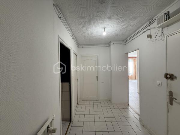 Point info : Une vidéo du logement, un dossier complet avec photos supplémentaires, diagnostics et documents relatifs au bien sont disponibles sur simple demande avant la visite.

Appartement de 97 m² – Avenue de la Libération

Situé Avenue de la Libération, cet appartement de 97 m² offre de beaux volumes et un agencement fonctionnel, idéal aussi bien pour une résidence principale que pour un investissement locatif.

Il se compose d’une entrée avec un vaste couloir, d’un séjour lumineux, d’une cuisine indépendante, de trois chambres confortables ainsi que d’un WC indépendant.

L’isolation thermique par l’extérieur a été récemment réalisée, vous permettant de bénéficier d’un meilleur confort et de performances énergétiques améliorées. Un rafraîchissement intérieur est à prévoir, offrant l’opportunité de personnaliser le logement selon vos envies.

Son emplacement, à proximité immédiate des commerces, des écoles et des transports, constitue un véritable atout au quotidien.

Un appartement aux beaux volumes, offrant un fort potentiel, à découvrir sans tarder.

Avec une cave.

Pour plus d’informations ou organiser une visite, contactez-moi

Pour plus d’informations ou pour organiser une visite, contactez-moi.
J’accompagne mes clients, dont plusieurs disposent déjà d’un financement fiable et assuré, dans leur recherche de biens au Mans et ses alentours. Je suis également à la recherche de nouveaux biens à vendre. Je rémunère mes apporteurs d’affaires et je travaille avec un réseau d’artisans ainsi qu’un courtier en financement afin de vous accompagner dans toutes les étapes de votre projet immobilier.