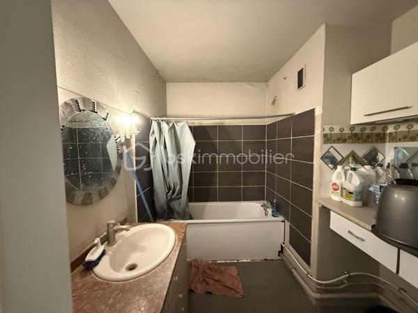 Point info : Une vidéo du logement, un dossier complet avec photos supplémentaires, diagnostics et documents relatifs au bien sont disponibles sur simple demande avant la visite.

Appartement de 97 m² – Avenue de la Libération

Situé Avenue de la Libération, cet appartement de 97 m² offre de beaux volumes et un agencement fonctionnel, idéal aussi bien pour une résidence principale que pour un investissement locatif.

Il se compose d’une entrée avec un vaste couloir, d’un séjour lumineux, d’une cuisine indépendante, de trois chambres confortables ainsi que d’un WC indépendant.

L’isolation thermique par l’extérieur a été récemment réalisée, vous permettant de bénéficier d’un meilleur confort et de performances énergétiques améliorées. Un rafraîchissement intérieur est à prévoir, offrant l’opportunité de personnaliser le logement selon vos envies.

Son emplacement, à proximité immédiate des commerces, des écoles et des transports, constitue un véritable atout au quotidien.

Un appartement aux beaux volumes, offrant un fort potentiel, à découvrir sans tarder.

Avec une cave.

Pour plus d’informations ou organiser une visite, contactez-moi

Pour plus d’informations ou pour organiser une visite, contactez-moi.
J’accompagne mes clients, dont plusieurs disposent déjà d’un financement fiable et assuré, dans leur recherche de biens au Mans et ses alentours. Je suis également à la recherche de nouveaux biens à vendre. Je rémunère mes apporteurs d’affaires et je travaille avec un réseau d’artisans ainsi qu’un courtier en financement afin de vous accompagner dans toutes les étapes de votre projet immobilier.