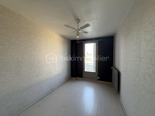 Point info : Une vidéo du logement, un dossier complet avec photos supplémentaires, diagnostics et documents relatifs au bien sont disponibles sur simple demande avant la visite.

Appartement de 97 m² – Avenue de la Libération

Situé Avenue de la Libération, cet appartement de 97 m² offre de beaux volumes et un agencement fonctionnel, idéal aussi bien pour une résidence principale que pour un investissement locatif.

Il se compose d’une entrée avec un vaste couloir, d’un séjour lumineux, d’une cuisine indépendante, de trois chambres confortables ainsi que d’un WC indépendant.

L’isolation thermique par l’extérieur a été récemment réalisée, vous permettant de bénéficier d’un meilleur confort et de performances énergétiques améliorées. Un rafraîchissement intérieur est à prévoir, offrant l’opportunité de personnaliser le logement selon vos envies.

Son emplacement, à proximité immédiate des commerces, des écoles et des transports, constitue un véritable atout au quotidien.

Un appartement aux beaux volumes, offrant un fort potentiel, à découvrir sans tarder.

Avec une cave.

Pour plus d’informations ou organiser une visite, contactez-moi

Pour plus d’informations ou pour organiser une visite, contactez-moi.
J’accompagne mes clients, dont plusieurs disposent déjà d’un financement fiable et assuré, dans leur recherche de biens au Mans et ses alentours. Je suis également à la recherche de nouveaux biens à vendre. Je rémunère mes apporteurs d’affaires et je travaille avec un réseau d’artisans ainsi qu’un courtier en financement afin de vous accompagner dans toutes les étapes de votre projet immobilier.