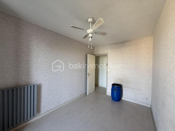 Point info : Une vidéo du logement, un dossier complet avec photos supplémentaires, diagnostics et documents relatifs au bien sont disponibles sur simple demande avant la visite.

Appartement de 97 m² – Avenue de la Libération

Situé Avenue de la Libération, cet appartement de 97 m² offre de beaux volumes et un agencement fonctionnel, idéal aussi bien pour une résidence principale que pour un investissement locatif.

Il se compose d’une entrée avec un vaste couloir, d’un séjour lumineux, d’une cuisine indépendante, de trois chambres confortables ainsi que d’un WC indépendant.

L’isolation thermique par l’extérieur a été récemment réalisée, vous permettant de bénéficier d’un meilleur confort et de performances énergétiques améliorées. Un rafraîchissement intérieur est à prévoir, offrant l’opportunité de personnaliser le logement selon vos envies.

Son emplacement, à proximité immédiate des commerces, des écoles et des transports, constitue un véritable atout au quotidien.

Un appartement aux beaux volumes, offrant un fort potentiel, à découvrir sans tarder.

Avec une cave.

Pour plus d’informations ou organiser une visite, contactez-moi

Pour plus d’informations ou pour organiser une visite, contactez-moi.
J’accompagne mes clients, dont plusieurs disposent déjà d’un financement fiable et assuré, dans leur recherche de biens au Mans et ses alentours. Je suis également à la recherche de nouveaux biens à vendre. Je rémunère mes apporteurs d’affaires et je travaille avec un réseau d’artisans ainsi qu’un courtier en financement afin de vous accompagner dans toutes les étapes de votre projet immobilier.