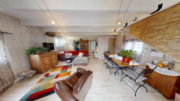 Maison avec jardin et garage rénové proche des commodités