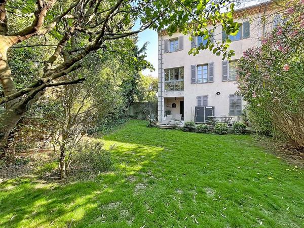 Maison de ville- AIX CENTRE- CALME ABSOLU- JARDIN- GARAGE- COUP DE COEUR