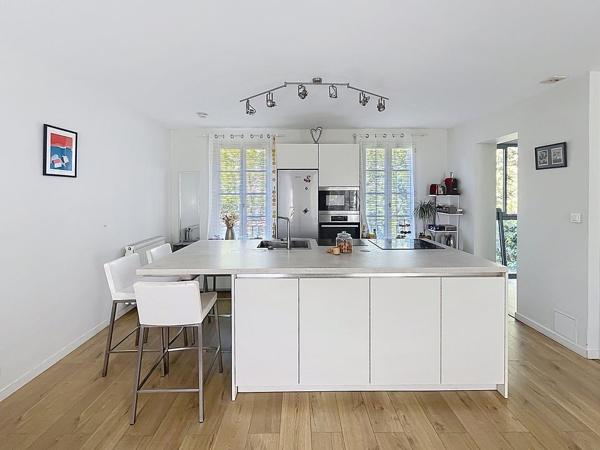 Maison de ville- AIX CENTRE- CALME ABSOLU- JARDIN- GARAGE- COUP DE COEUR