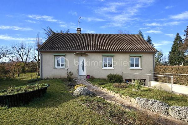 À découvrir sans tarder, cette belle maison indépendante idéalement située à la sortie de Meaux, sur la commune prisée de Poincy. Vous profiterez d’un cadre de vie paisible tout en restant à proximité immédiate de toutes les commodités :
Centre commercial Leclerc à 2 minutes, gare de Trilport à moins de 10 minutes (train direct Paris en 30 min), accès rapide aux grands axes routiers.

Édifiée sur un terrain de 1 000 m² sans vis-à-vis, cette maison de plain-pied élevée sur sous-sol total offre confort, luminosité et beau potentiel d’évolution de surface.

Elle se compose de : Une entrée avec placard, un salon-séjour lumineux avec cheminée et accès à la  terrasse de 28 m2 (équipée d'un long store électrique), une grande cuisine séparée et équipée (possibilité d’ouverture sur le séjour pour créer un espace de vie traversant et moderne).
Un dégagement desservant trois spacieuses chambres, dont une avec dressing aménagé. Une salle d’eau fonctionnelle avec douche italienne, un WC indépendant.
Un accès aux combles par escalier déjà posé — surface aménageable de 67, 13 m² habitables (finitions à prévoir).

Sous-sol total : Grand garage. Espace chaufferie. Pièce isolée et chauffée avec point d’eau et WC (idéal bureau, studio ou atelier).

Extérieur : Le jardin, entièrement clos et sans vis-à-vis, offre une belle vue dégagée et un deuxième accès voiture à l’arrière, permettant plusieurs stationnements dans la propriété.

Prestations : Menuiseries PVC double vitrage, volets roulants électriques, exposition plein sud, chauffage individuel + cheminée, secteur calme et recherché.
Les + : Combles à finir d'aménager avec fort potentiel. Terrain plat de 1 000 m². Environnement résidentiel et verdoyant, Accès rapide à Meaux et Paris.
