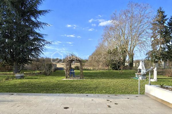 À découvrir sans tarder, cette belle maison indépendante idéalement située à la sortie de Meaux, sur la commune prisée de Poincy. Vous profiterez d’un cadre de vie paisible tout en restant à proximité immédiate de toutes les commodités :
Centre commercial Leclerc à 2 minutes, gare de Trilport à moins de 10 minutes (train direct Paris en 30 min), accès rapide aux grands axes routiers.

Édifiée sur un terrain de 1 000 m² sans vis-à-vis, cette maison de plain-pied élevée sur sous-sol total offre confort, luminosité et beau potentiel d’évolution de surface.

Elle se compose de : Une entrée avec placard, un salon-séjour lumineux avec cheminée et accès à la  terrasse de 28 m2 (équipée d'un long store électrique), une grande cuisine séparée et équipée (possibilité d’ouverture sur le séjour pour créer un espace de vie traversant et moderne).
Un dégagement desservant trois spacieuses chambres, dont une avec dressing aménagé. Une salle d’eau fonctionnelle avec douche italienne, un WC indépendant.
Un accès aux combles par escalier déjà posé — surface aménageable de 67, 13 m² habitables (finitions à prévoir).

Sous-sol total : Grand garage. Espace chaufferie. Pièce isolée et chauffée avec point d’eau et WC (idéal bureau, studio ou atelier).

Extérieur : Le jardin, entièrement clos et sans vis-à-vis, offre une belle vue dégagée et un deuxième accès voiture à l’arrière, permettant plusieurs stationnements dans la propriété.

Prestations : Menuiseries PVC double vitrage, volets roulants électriques, exposition plein sud, chauffage individuel + cheminée, secteur calme et recherché.
Les + : Combles à finir d'aménager avec fort potentiel. Terrain plat de 1 000 m². Environnement résidentiel et verdoyant, Accès rapide à Meaux et Paris.