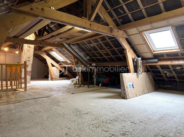 À découvrir sans tarder, cette belle maison indépendante idéalement située à la sortie de Meaux, sur la commune prisée de Poincy. Vous profiterez d’un cadre de vie paisible tout en restant à proximité immédiate de toutes les commodités :
Centre commercial Leclerc à 2 minutes, gare de Trilport à moins de 10 minutes (train direct Paris en 30 min), accès rapide aux grands axes routiers.

Édifiée sur un terrain de 1 000 m² sans vis-à-vis, cette maison de plain-pied élevée sur sous-sol total offre confort, luminosité et beau potentiel d’évolution de surface.

Elle se compose de : Une entrée avec placard, un salon-séjour lumineux avec cheminée et accès à la  terrasse de 28 m2 (équipée d'un long store électrique), une grande cuisine séparée et équipée (possibilité d’ouverture sur le séjour pour créer un espace de vie traversant et moderne).
Un dégagement desservant trois spacieuses chambres, dont une avec dressing aménagé. Une salle d’eau fonctionnelle avec douche italienne, un WC indépendant.
Un accès aux combles par escalier déjà posé — surface aménageable de 67, 13 m² habitables (finitions à prévoir).

Sous-sol total : Grand garage. Espace chaufferie. Pièce isolée et chauffée avec point d’eau et WC (idéal bureau, studio ou atelier).

Extérieur : Le jardin, entièrement clos et sans vis-à-vis, offre une belle vue dégagée et un deuxième accès voiture à l’arrière, permettant plusieurs stationnements dans la propriété.

Prestations : Menuiseries PVC double vitrage, volets roulants électriques, exposition plein sud, chauffage individuel + cheminée, secteur calme et recherché.
Les + : Combles à finir d'aménager avec fort potentiel. Terrain plat de 1 000 m². Environnement résidentiel et verdoyant, Accès rapide à Meaux et Paris.