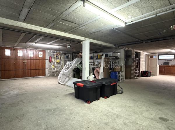 À découvrir sans tarder, cette belle maison indépendante idéalement située à la sortie de Meaux, sur la commune prisée de Poincy. Vous profiterez d’un cadre de vie paisible tout en restant à proximité immédiate de toutes les commodités :
Centre commercial Leclerc à 2 minutes, gare de Trilport à moins de 10 minutes (train direct Paris en 30 min), accès rapide aux grands axes routiers.

Édifiée sur un terrain de 1 000 m² sans vis-à-vis, cette maison de plain-pied élevée sur sous-sol total offre confort, luminosité et beau potentiel d’évolution de surface.

Elle se compose de : Une entrée avec placard, un salon-séjour lumineux avec cheminée et accès à la  terrasse de 28 m2 (équipée d'un long store électrique), une grande cuisine séparée et équipée (possibilité d’ouverture sur le séjour pour créer un espace de vie traversant et moderne).
Un dégagement desservant trois spacieuses chambres, dont une avec dressing aménagé. Une salle d’eau fonctionnelle avec douche italienne, un WC indépendant.
Un accès aux combles par escalier déjà posé — surface aménageable de 67, 13 m² habitables (finitions à prévoir).

Sous-sol total : Grand garage. Espace chaufferie. Pièce isolée et chauffée avec point d’eau et WC (idéal bureau, studio ou atelier).

Extérieur : Le jardin, entièrement clos et sans vis-à-vis, offre une belle vue dégagée et un deuxième accès voiture à l’arrière, permettant plusieurs stationnements dans la propriété.

Prestations : Menuiseries PVC double vitrage, volets roulants électriques, exposition plein sud, chauffage individuel + cheminée, secteur calme et recherché.
Les + : Combles à finir d'aménager avec fort potentiel. Terrain plat de 1 000 m². Environnement résidentiel et verdoyant, Accès rapide à Meaux et Paris.