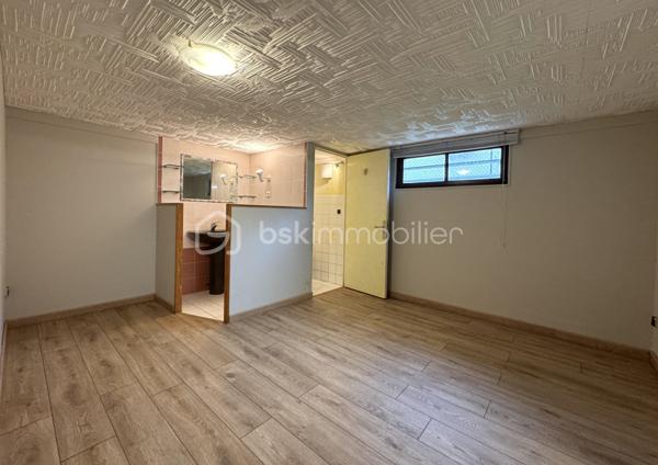 À découvrir sans tarder, cette belle maison indépendante idéalement située à la sortie de Meaux, sur la commune prisée de Poincy. Vous profiterez d’un cadre de vie paisible tout en restant à proximité immédiate de toutes les commodités :
Centre commercial Leclerc à 2 minutes, gare de Trilport à moins de 10 minutes (train direct Paris en 30 min), accès rapide aux grands axes routiers.

Édifiée sur un terrain de 1 000 m² sans vis-à-vis, cette maison de plain-pied élevée sur sous-sol total offre confort, luminosité et beau potentiel d’évolution de surface.

Elle se compose de : Une entrée avec placard, un salon-séjour lumineux avec cheminée et accès à la  terrasse de 28 m2 (équipée d'un long store électrique), une grande cuisine séparée et équipée (possibilité d’ouverture sur le séjour pour créer un espace de vie traversant et moderne).
Un dégagement desservant trois spacieuses chambres, dont une avec dressing aménagé. Une salle d’eau fonctionnelle avec douche italienne, un WC indépendant.
Un accès aux combles par escalier déjà posé — surface aménageable de 67, 13 m² habitables (finitions à prévoir).

Sous-sol total : Grand garage. Espace chaufferie. Pièce isolée et chauffée avec point d’eau et WC (idéal bureau, studio ou atelier).

Extérieur : Le jardin, entièrement clos et sans vis-à-vis, offre une belle vue dégagée et un deuxième accès voiture à l’arrière, permettant plusieurs stationnements dans la propriété.

Prestations : Menuiseries PVC double vitrage, volets roulants électriques, exposition plein sud, chauffage individuel + cheminée, secteur calme et recherché.
Les + : Combles à finir d'aménager avec fort potentiel. Terrain plat de 1 000 m². Environnement résidentiel et verdoyant, Accès rapide à Meaux et Paris.