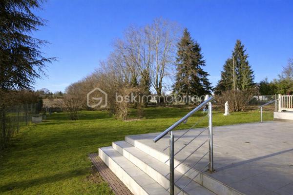 À découvrir sans tarder, cette belle maison indépendante idéalement située à la sortie de Meaux, sur la commune prisée de Poincy. Vous profiterez d’un cadre de vie paisible tout en restant à proximité immédiate de toutes les commodités :
Centre commercial Leclerc à 2 minutes, gare de Trilport à moins de 10 minutes (train direct Paris en 30 min), accès rapide aux grands axes routiers.

Édifiée sur un terrain de 1 000 m² sans vis-à-vis, cette maison de plain-pied élevée sur sous-sol total offre confort, luminosité et beau potentiel d’évolution de surface.

Elle se compose de : Une entrée avec placard, un salon-séjour lumineux avec cheminée et accès à la  terrasse de 28 m2 (équipée d'un long store électrique), une grande cuisine séparée et équipée (possibilité d’ouverture sur le séjour pour créer un espace de vie traversant et moderne).
Un dégagement desservant trois spacieuses chambres, dont une avec dressing aménagé. Une salle d’eau fonctionnelle avec douche italienne, un WC indépendant.
Un accès aux combles par escalier déjà posé — surface aménageable de 67, 13 m² habitables (finitions à prévoir).

Sous-sol total : Grand garage. Espace chaufferie. Pièce isolée et chauffée avec point d’eau et WC (idéal bureau, studio ou atelier).

Extérieur : Le jardin, entièrement clos et sans vis-à-vis, offre une belle vue dégagée et un deuxième accès voiture à l’arrière, permettant plusieurs stationnements dans la propriété.

Prestations : Menuiseries PVC double vitrage, volets roulants électriques, exposition plein sud, chauffage individuel + cheminée, secteur calme et recherché.
Les + : Combles à finir d'aménager avec fort potentiel. Terrain plat de 1 000 m². Environnement résidentiel et verdoyant, Accès rapide à Meaux et Paris.