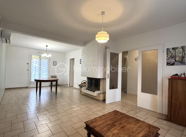 À découvrir sans tarder, cette belle maison indépendante idéalement située à la sortie de Meaux, sur la commune prisée de Poincy. Vous profiterez d’un cadre de vie paisible tout en restant à proximité immédiate de toutes les commodités :
Centre commercial Leclerc à 2 minutes, gare de Trilport à moins de 10 minutes (train direct Paris en 30 min), accès rapide aux grands axes routiers.

Édifiée sur un terrain de 1 000 m² sans vis-à-vis, cette maison de plain-pied élevée sur sous-sol total offre confort, luminosité et beau potentiel d’évolution de surface.

Elle se compose de : Une entrée avec placard, un salon-séjour lumineux avec cheminée et accès à la  terrasse de 28 m2 (équipée d'un long store électrique), une grande cuisine séparée et équipée (possibilité d’ouverture sur le séjour pour créer un espace de vie traversant et moderne).
Un dégagement desservant trois spacieuses chambres, dont une avec dressing aménagé. Une salle d’eau fonctionnelle avec douche italienne, un WC indépendant.
Un accès aux combles par escalier déjà posé — surface aménageable de 67, 13 m² habitables (finitions à prévoir).

Sous-sol total : Grand garage. Espace chaufferie. Pièce isolée et chauffée avec point d’eau et WC (idéal bureau, studio ou atelier).

Extérieur : Le jardin, entièrement clos et sans vis-à-vis, offre une belle vue dégagée et un deuxième accès voiture à l’arrière, permettant plusieurs stationnements dans la propriété.

Prestations : Menuiseries PVC double vitrage, volets roulants électriques, exposition plein sud, chauffage individuel + cheminée, secteur calme et recherché.
Les + : Combles à finir d'aménager avec fort potentiel. Terrain plat de 1 000 m². Environnement résidentiel et verdoyant, Accès rapide à Meaux et Paris.