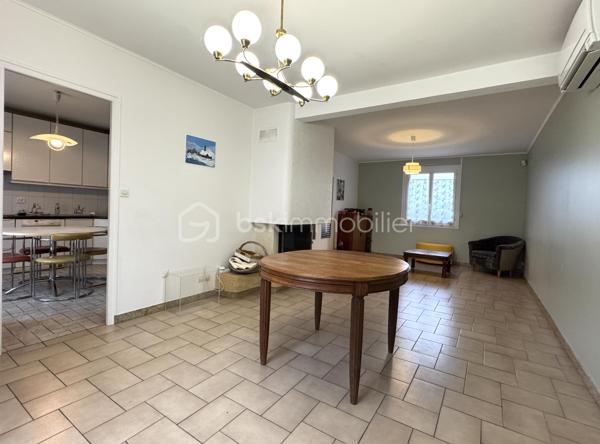 À découvrir sans tarder, cette belle maison indépendante idéalement située à la sortie de Meaux, sur la commune prisée de Poincy. Vous profiterez d’un cadre de vie paisible tout en restant à proximité immédiate de toutes les commodités :
Centre commercial Leclerc à 2 minutes, gare de Trilport à moins de 10 minutes (train direct Paris en 30 min), accès rapide aux grands axes routiers.

Édifiée sur un terrain de 1 000 m² sans vis-à-vis, cette maison de plain-pied élevée sur sous-sol total offre confort, luminosité et beau potentiel d’évolution de surface.

Elle se compose de : Une entrée avec placard, un salon-séjour lumineux avec cheminée et accès à la  terrasse de 28 m2 (équipée d'un long store électrique), une grande cuisine séparée et équipée (possibilité d’ouverture sur le séjour pour créer un espace de vie traversant et moderne).
Un dégagement desservant trois spacieuses chambres, dont une avec dressing aménagé. Une salle d’eau fonctionnelle avec douche italienne, un WC indépendant.
Un accès aux combles par escalier déjà posé — surface aménageable de 67, 13 m² habitables (finitions à prévoir).

Sous-sol total : Grand garage. Espace chaufferie. Pièce isolée et chauffée avec point d’eau et WC (idéal bureau, studio ou atelier).

Extérieur : Le jardin, entièrement clos et sans vis-à-vis, offre une belle vue dégagée et un deuxième accès voiture à l’arrière, permettant plusieurs stationnements dans la propriété.

Prestations : Menuiseries PVC double vitrage, volets roulants électriques, exposition plein sud, chauffage individuel + cheminée, secteur calme et recherché.
Les + : Combles à finir d'aménager avec fort potentiel. Terrain plat de 1 000 m². Environnement résidentiel et verdoyant, Accès rapide à Meaux et Paris.