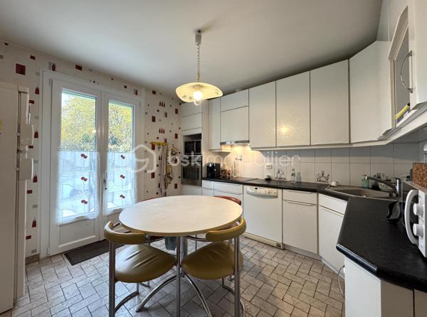 À découvrir sans tarder, cette belle maison indépendante idéalement située à la sortie de Meaux, sur la commune prisée de Poincy. Vous profiterez d’un cadre de vie paisible tout en restant à proximité immédiate de toutes les commodités :
Centre commercial Leclerc à 2 minutes, gare de Trilport à moins de 10 minutes (train direct Paris en 30 min), accès rapide aux grands axes routiers.

Édifiée sur un terrain de 1 000 m² sans vis-à-vis, cette maison de plain-pied élevée sur sous-sol total offre confort, luminosité et beau potentiel d’évolution de surface.

Elle se compose de : Une entrée avec placard, un salon-séjour lumineux avec cheminée et accès à la  terrasse de 28 m2 (équipée d'un long store électrique), une grande cuisine séparée et équipée (possibilité d’ouverture sur le séjour pour créer un espace de vie traversant et moderne).
Un dégagement desservant trois spacieuses chambres, dont une avec dressing aménagé. Une salle d’eau fonctionnelle avec douche italienne, un WC indépendant.
Un accès aux combles par escalier déjà posé — surface aménageable de 67, 13 m² habitables (finitions à prévoir).

Sous-sol total : Grand garage. Espace chaufferie. Pièce isolée et chauffée avec point d’eau et WC (idéal bureau, studio ou atelier).

Extérieur : Le jardin, entièrement clos et sans vis-à-vis, offre une belle vue dégagée et un deuxième accès voiture à l’arrière, permettant plusieurs stationnements dans la propriété.

Prestations : Menuiseries PVC double vitrage, volets roulants électriques, exposition plein sud, chauffage individuel + cheminée, secteur calme et recherché.
Les + : Combles à finir d'aménager avec fort potentiel. Terrain plat de 1 000 m². Environnement résidentiel et verdoyant, Accès rapide à Meaux et Paris.