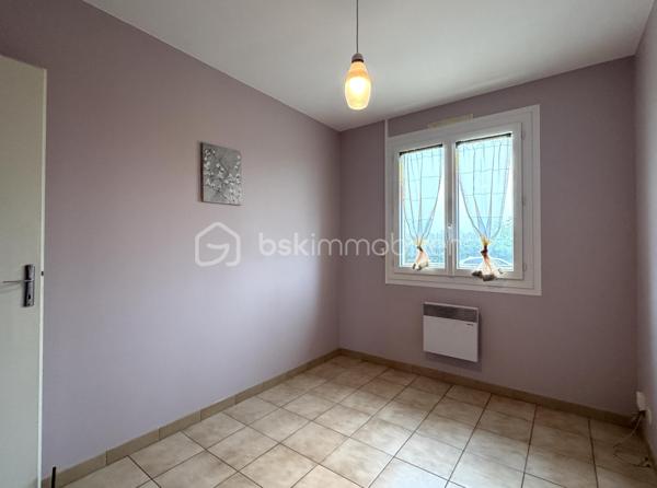 À découvrir sans tarder, cette belle maison indépendante idéalement située à la sortie de Meaux, sur la commune prisée de Poincy. Vous profiterez d’un cadre de vie paisible tout en restant à proximité immédiate de toutes les commodités :
Centre commercial Leclerc à 2 minutes, gare de Trilport à moins de 10 minutes (train direct Paris en 30 min), accès rapide aux grands axes routiers.

Édifiée sur un terrain de 1 000 m² sans vis-à-vis, cette maison de plain-pied élevée sur sous-sol total offre confort, luminosité et beau potentiel d’évolution de surface.

Elle se compose de : Une entrée avec placard, un salon-séjour lumineux avec cheminée et accès à la  terrasse de 28 m2 (équipée d'un long store électrique), une grande cuisine séparée et équipée (possibilité d’ouverture sur le séjour pour créer un espace de vie traversant et moderne).
Un dégagement desservant trois spacieuses chambres, dont une avec dressing aménagé. Une salle d’eau fonctionnelle avec douche italienne, un WC indépendant.
Un accès aux combles par escalier déjà posé — surface aménageable de 67, 13 m² habitables (finitions à prévoir).

Sous-sol total : Grand garage. Espace chaufferie. Pièce isolée et chauffée avec point d’eau et WC (idéal bureau, studio ou atelier).

Extérieur : Le jardin, entièrement clos et sans vis-à-vis, offre une belle vue dégagée et un deuxième accès voiture à l’arrière, permettant plusieurs stationnements dans la propriété.

Prestations : Menuiseries PVC double vitrage, volets roulants électriques, exposition plein sud, chauffage individuel + cheminée, secteur calme et recherché.
Les + : Combles à finir d'aménager avec fort potentiel. Terrain plat de 1 000 m². Environnement résidentiel et verdoyant, Accès rapide à Meaux et Paris.
