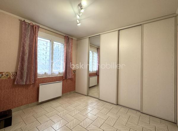 À découvrir sans tarder, cette belle maison indépendante idéalement située à la sortie de Meaux, sur la commune prisée de Poincy. Vous profiterez d’un cadre de vie paisible tout en restant à proximité immédiate de toutes les commodités :
Centre commercial Leclerc à 2 minutes, gare de Trilport à moins de 10 minutes (train direct Paris en 30 min), accès rapide aux grands axes routiers.

Édifiée sur un terrain de 1 000 m² sans vis-à-vis, cette maison de plain-pied élevée sur sous-sol total offre confort, luminosité et beau potentiel d’évolution de surface.

Elle se compose de : Une entrée avec placard, un salon-séjour lumineux avec cheminée et accès à la  terrasse de 28 m2 (équipée d'un long store électrique), une grande cuisine séparée et équipée (possibilité d’ouverture sur le séjour pour créer un espace de vie traversant et moderne).
Un dégagement desservant trois spacieuses chambres, dont une avec dressing aménagé. Une salle d’eau fonctionnelle avec douche italienne, un WC indépendant.
Un accès aux combles par escalier déjà posé — surface aménageable de 67, 13 m² habitables (finitions à prévoir).

Sous-sol total : Grand garage. Espace chaufferie. Pièce isolée et chauffée avec point d’eau et WC (idéal bureau, studio ou atelier).

Extérieur : Le jardin, entièrement clos et sans vis-à-vis, offre une belle vue dégagée et un deuxième accès voiture à l’arrière, permettant plusieurs stationnements dans la propriété.

Prestations : Menuiseries PVC double vitrage, volets roulants électriques, exposition plein sud, chauffage individuel + cheminée, secteur calme et recherché.
Les + : Combles à finir d'aménager avec fort potentiel. Terrain plat de 1 000 m². Environnement résidentiel et verdoyant, Accès rapide à Meaux et Paris.