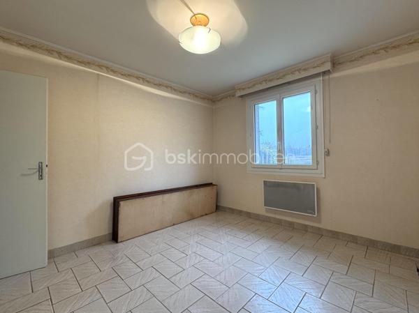 À découvrir sans tarder, cette belle maison indépendante idéalement située à la sortie de Meaux, sur la commune prisée de Poincy. Vous profiterez d’un cadre de vie paisible tout en restant à proximité immédiate de toutes les commodités :
Centre commercial Leclerc à 2 minutes, gare de Trilport à moins de 10 minutes (train direct Paris en 30 min), accès rapide aux grands axes routiers.

Édifiée sur un terrain de 1 000 m² sans vis-à-vis, cette maison de plain-pied élevée sur sous-sol total offre confort, luminosité et beau potentiel d’évolution de surface.

Elle se compose de : Une entrée avec placard, un salon-séjour lumineux avec cheminée et accès à la  terrasse de 28 m2 (équipée d'un long store électrique), une grande cuisine séparée et équipée (possibilité d’ouverture sur le séjour pour créer un espace de vie traversant et moderne).
Un dégagement desservant trois spacieuses chambres, dont une avec dressing aménagé. Une salle d’eau fonctionnelle avec douche italienne, un WC indépendant.
Un accès aux combles par escalier déjà posé — surface aménageable de 67, 13 m² habitables (finitions à prévoir).

Sous-sol total : Grand garage. Espace chaufferie. Pièce isolée et chauffée avec point d’eau et WC (idéal bureau, studio ou atelier).

Extérieur : Le jardin, entièrement clos et sans vis-à-vis, offre une belle vue dégagée et un deuxième accès voiture à l’arrière, permettant plusieurs stationnements dans la propriété.

Prestations : Menuiseries PVC double vitrage, volets roulants électriques, exposition plein sud, chauffage individuel + cheminée, secteur calme et recherché.
Les + : Combles à finir d'aménager avec fort potentiel. Terrain plat de 1 000 m². Environnement résidentiel et verdoyant, Accès rapide à Meaux et Paris.