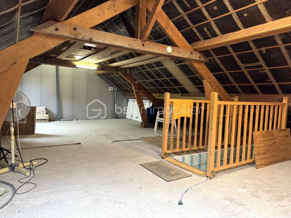 À découvrir sans tarder, cette belle maison indépendante idéalement située à la sortie de Meaux, sur la commune prisée de Poincy. Vous profiterez d’un cadre de vie paisible tout en restant à proximité immédiate de toutes les commodités :
Centre commercial Leclerc à 2 minutes, gare de Trilport à moins de 10 minutes (train direct Paris en 30 min), accès rapide aux grands axes routiers.

Édifiée sur un terrain de 1 000 m² sans vis-à-vis, cette maison de plain-pied élevée sur sous-sol total offre confort, luminosité et beau potentiel d’évolution de surface.

Elle se compose de : Une entrée avec placard, un salon-séjour lumineux avec cheminée et accès à la  terrasse de 28 m2 (équipée d'un long store électrique), une grande cuisine séparée et équipée (possibilité d’ouverture sur le séjour pour créer un espace de vie traversant et moderne).
Un dégagement desservant trois spacieuses chambres, dont une avec dressing aménagé. Une salle d’eau fonctionnelle avec douche italienne, un WC indépendant.
Un accès aux combles par escalier déjà posé — surface aménageable de 67, 13 m² habitables (finitions à prévoir).

Sous-sol total : Grand garage. Espace chaufferie. Pièce isolée et chauffée avec point d’eau et WC (idéal bureau, studio ou atelier).

Extérieur : Le jardin, entièrement clos et sans vis-à-vis, offre une belle vue dégagée et un deuxième accès voiture à l’arrière, permettant plusieurs stationnements dans la propriété.

Prestations : Menuiseries PVC double vitrage, volets roulants électriques, exposition plein sud, chauffage individuel + cheminée, secteur calme et recherché.
Les + : Combles à finir d'aménager avec fort potentiel. Terrain plat de 1 000 m². Environnement résidentiel et verdoyant, Accès rapide à Meaux et Paris.