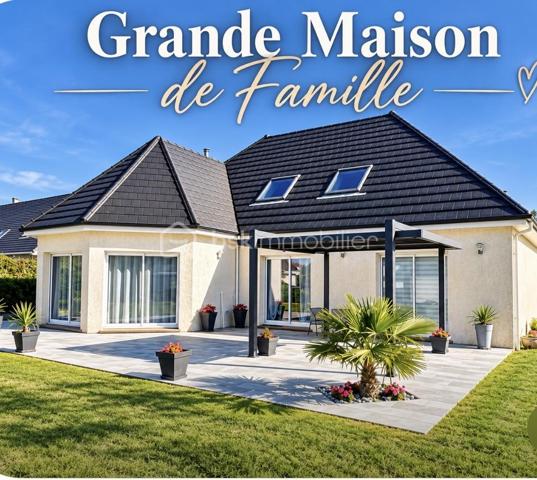 Magnifique grande maison de famille avec vie de plain pied au calme avec école et transports . Entrée grand séjour salon très lumineux  avec poêle a granulés accès directement sur terrasse de 80 m2 exposée plein sud . Cuisine ouverte équipée et aménagée , arrière cuisine. 3 chambres avec dressing sdb et wc . 1 er étage : deux chambres avec dressing sdd et wc . Garage jardin terrasse. En parfait état ! Une visite s impose !