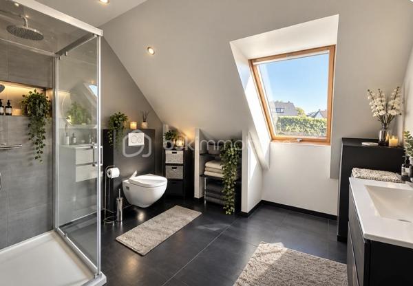 Magnifique grande maison de famille avec vie de plain pied au calme avec école et transports . Entrée grand séjour salon très lumineux  avec poêle a granulés accès directement sur terrasse de 80 m2 exposée plein sud . Cuisine ouverte équipée et aménagée , arrière cuisine. 3 chambres avec dressing sdb et wc . 1 er étage : deux chambres avec dressing sdd et wc . Garage jardin terrasse. En parfait état ! Une visite s impose !