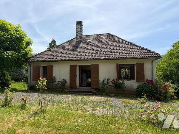 A VENDRE proche le centre bourg de SAINT MARTIN VALMEROUX (Cantal), une maison habitable de sui...