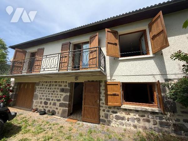 A VENDRE proche le centre bourg de SAINT MARTIN VALMEROUX (Cantal), une maison habitable de sui...