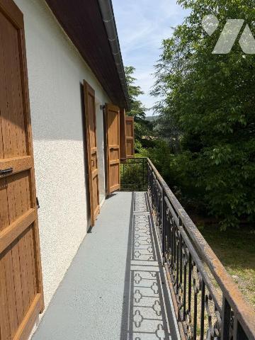 A VENDRE proche le centre bourg de SAINT MARTIN VALMEROUX (Cantal), une maison habitable de sui...