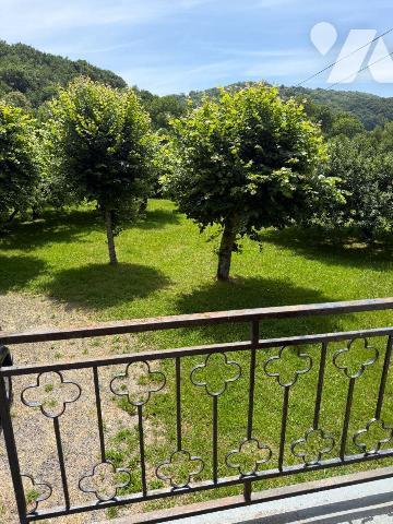 A VENDRE proche le centre bourg de SAINT MARTIN VALMEROUX (Cantal), une maison habitable de sui...