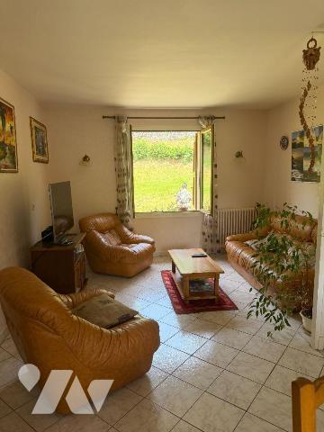 A VENDRE proche le centre bourg de SAINT MARTIN VALMEROUX (Cantal), une maison habitable de sui...