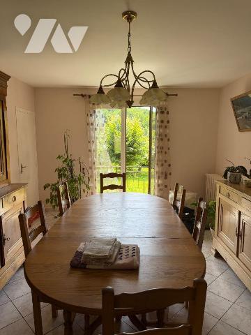 A VENDRE proche le centre bourg de SAINT MARTIN VALMEROUX (Cantal), une maison habitable de sui...