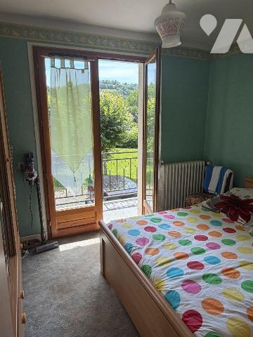 A VENDRE proche le centre bourg de SAINT MARTIN VALMEROUX (Cantal), une maison habitable de sui...