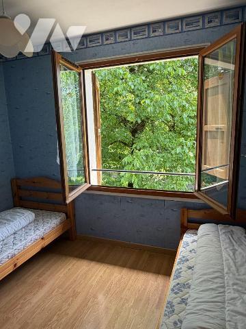 A VENDRE proche le centre bourg de SAINT MARTIN VALMEROUX (Cantal), une maison habitable de sui...