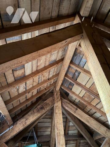A VENDRE proche le centre bourg de SAINT MARTIN VALMEROUX (Cantal), une maison habitable de sui...