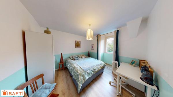 Maison de ville avec jardin et place de parking couverte