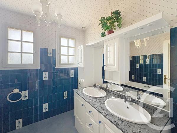Maison à vendre  5 pièces - 135 m 2   ST OUEN DES TOITS  - 53