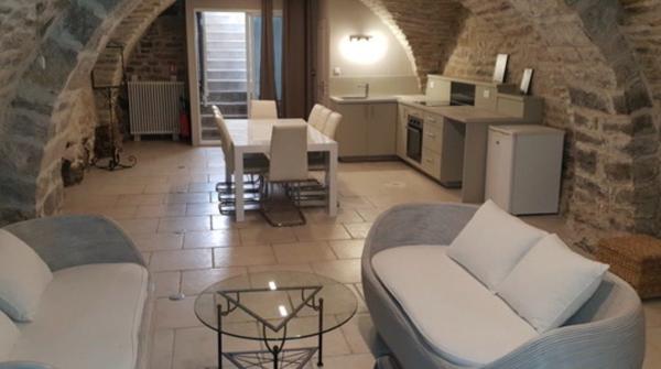 CHATEAU-CHALON / maison de caractère 402 m² / 12 Pièces / 6 chambres d'hôtes + logement privé