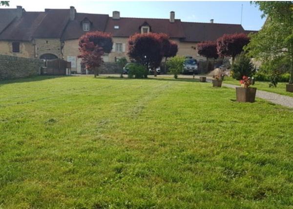 CHATEAU-CHALON / maison de caractère 402 m² / 12 Pièces / 6 chambres d'hôtes + logement privé
