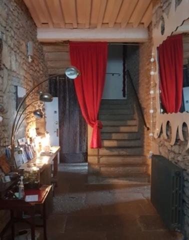 CHATEAU-CHALON / maison de caractère 402 m² / 12 Pièces / 6 chambres d'hôtes + logement privé