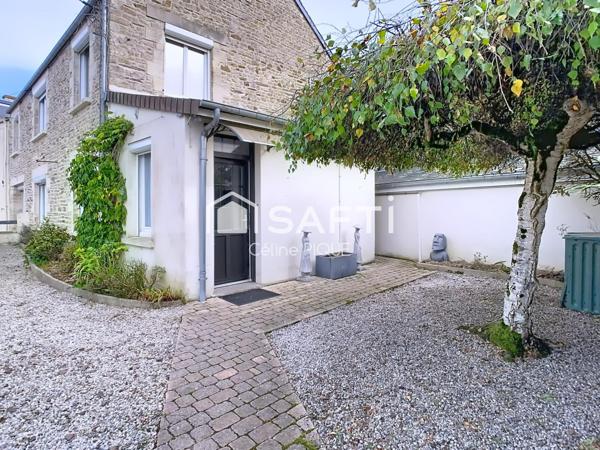 Grande maison de ville en pierre avec extérieur.