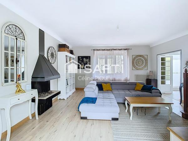 Grande maison de ville en pierre avec extérieur.