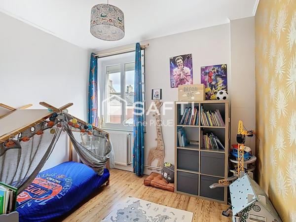 Grande maison de ville en pierre avec extérieur.