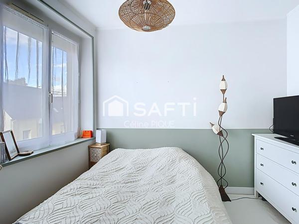 Grande maison de ville en pierre avec extérieur.