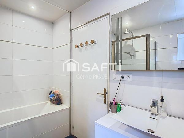 Grande maison de ville en pierre avec extérieur.