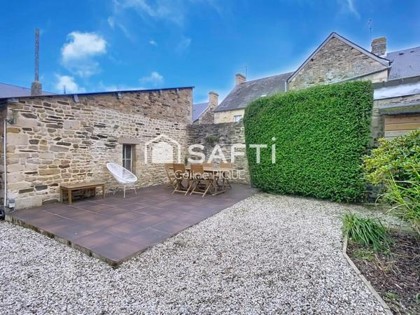 Grande maison de ville en pierre avec extérieur.