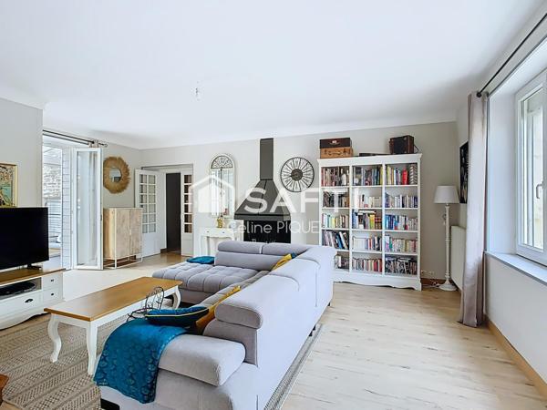 Grande maison de ville en pierre avec extérieur.