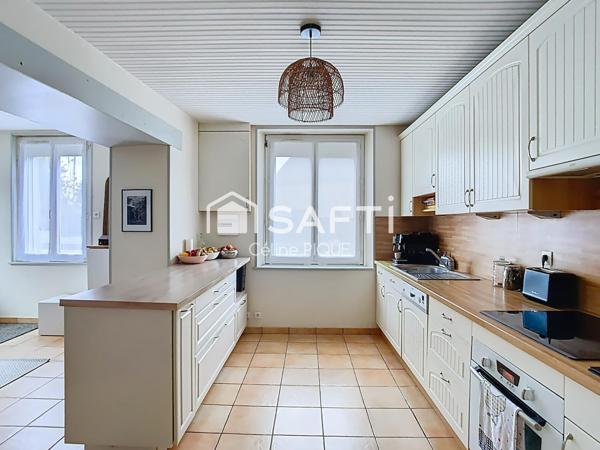 Grande maison de ville en pierre avec extérieur.