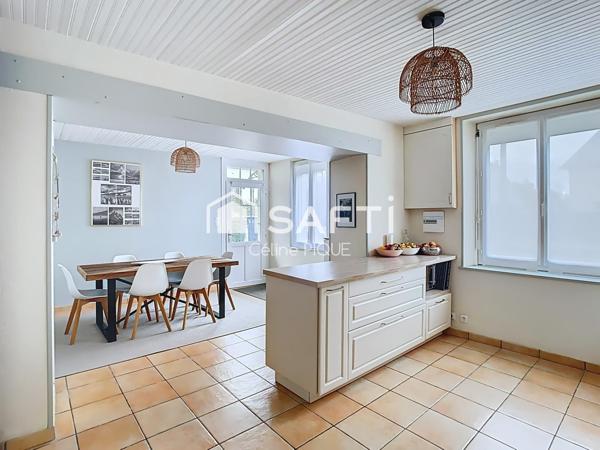 Grande maison de ville en pierre avec extérieur.