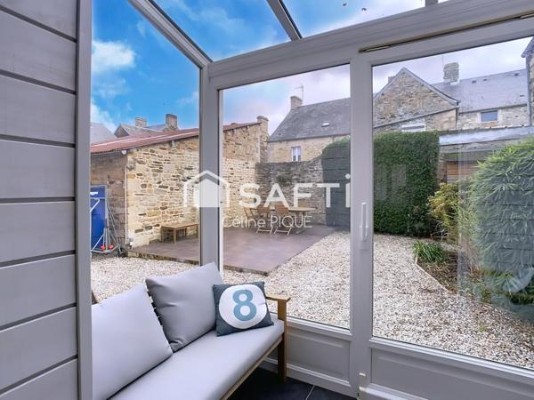 Grande maison de ville en pierre avec extérieur.